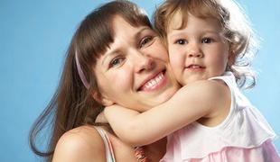Človekoljubna organizacija: Pogoji za materinstvo v Sloveniji so se poslabšali