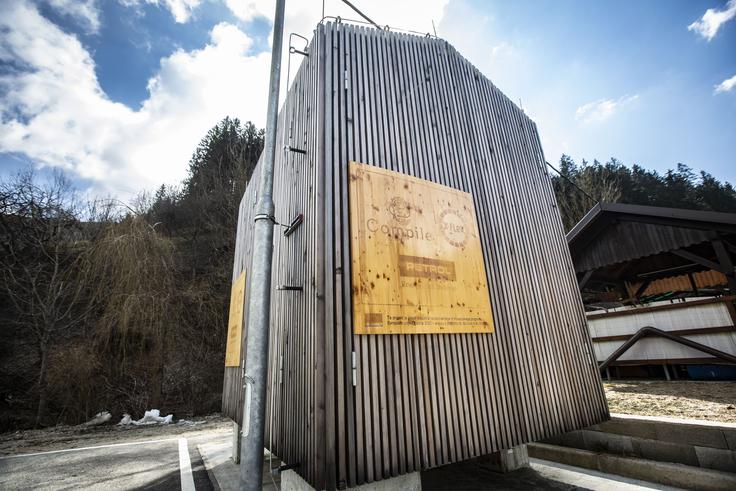 Sistemska baterija (150 kilovatov/333 kilovatnih ur) je priključena na del omrežja, ki napaja 35 merilnih mest, večinoma stanovanjske hiše, kmetije, delovna poslopja ter tudi manjše podjetje, kotlovnico na biomaso, gasilski dom, kulturni dom in pošto. | Foto: Bojan Puhek