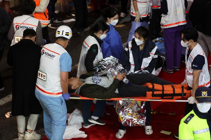 Stampedo | Na posnetkih z dogodka je videti več kot deset negibnih ljudi, ki ležijo na tleh, reševalci pa jim skušajo pomagati. | Foto Reuters