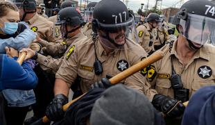 Sodnik ukazal izpustitev več sto pridržanih med racijami proti priseljencem