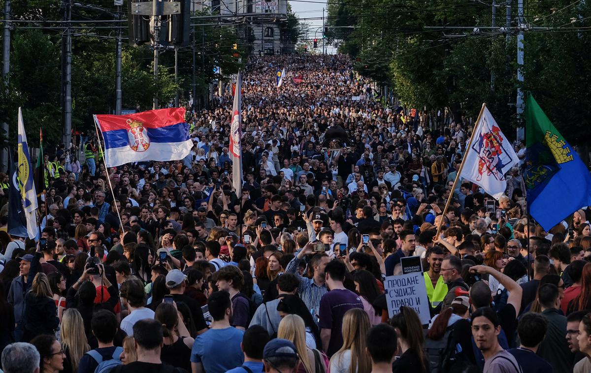 Beograd, protesti | Napadenega študenta Miloša Pavlovića je v četrtek sprejel Aleksandar Vučić in na omrežju Instagram sporočil, da država ne bo več trpela nasilja. Izrazil je prepričanje, da bodo vsi, ki so sodelovali v napadu, odgovarjali pred roko pravice, študente, ki izvajajo zasedbe fakultet, pa je primerjal z nacisti. | Foto Reuters