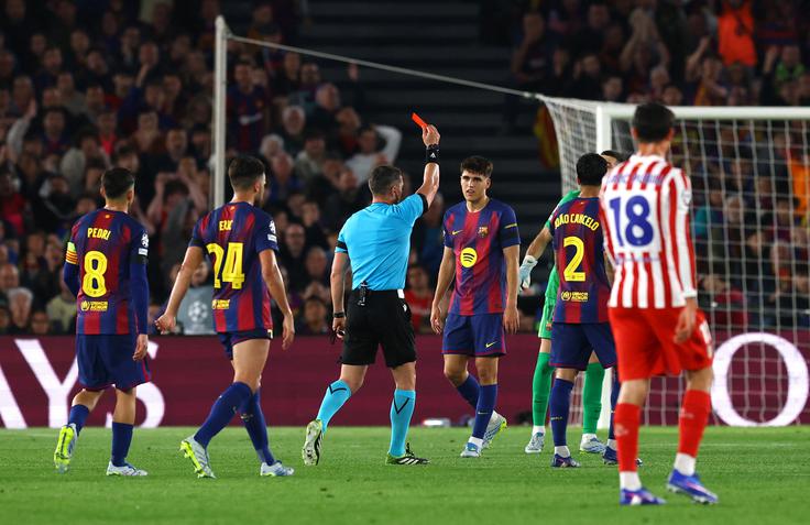  Pau Cubarsi je v 44. minuti prejel rdeč karton. | Foto: Reuters