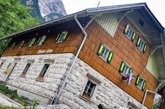 Aljažev dom v Vratih (1015 m)