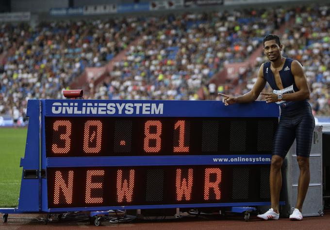 Wayde Van Niekerk je novi lastnik najboljšega rezultata vseh časov v teku na 300 metrov. | Foto: Reuters