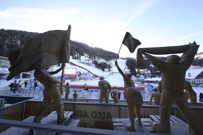 Namesto navijačev v Val Gardeni smučarje v cilju pričakajo lesene skulpture. | Foto: Guliverimage/Vladimir Fedorenko