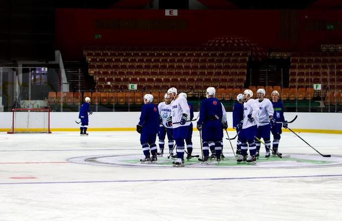 Slovenci po petkovem treningu niso bili navdušeni nad ledom v dvorani Spodek Arena, a izgovorov v ledeni ploskvi ne bodo iskali, saj bo ta za obe strani enaka. | Foto: HZS/Drago Cvetanovič