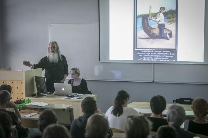 Joey Skaggs potuje in predava v sodelovanju s svojo partnerico Judy Drosd, ki je prav tako sodelovala pri njegovem dokumentarnem filmu. | Foto: Bojan Puhek