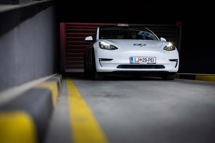 V sistem souporabe so vključili Teslin model 3, ki ima večjo baterijo in pogon na zadnji kolesi. Tak avtomobil v prosti prodaji ni namenjen fizičnim kupcem, temveč le podjetjem (B2B). Fizični kupci lahko tako različico dobijo le pri modelu Y. | Foto: Avant2Go