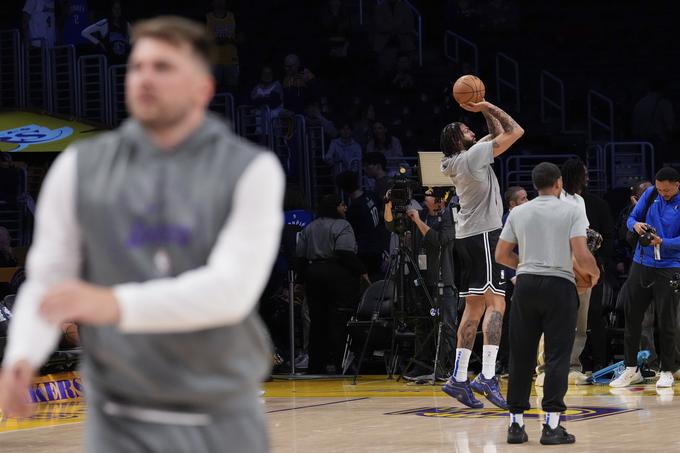 Luka Dončić in Anthony Davis na ogrevanju. Davis je še vedno poškodovan in proti svoji nekdanji ekipi ne igra. | Foto: Guliverimage