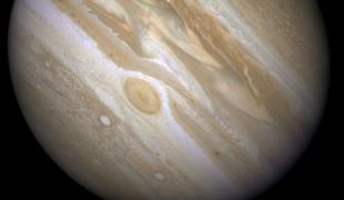 Poglejte si eksploziven trk neznanega predmeta v Jupiter (video)