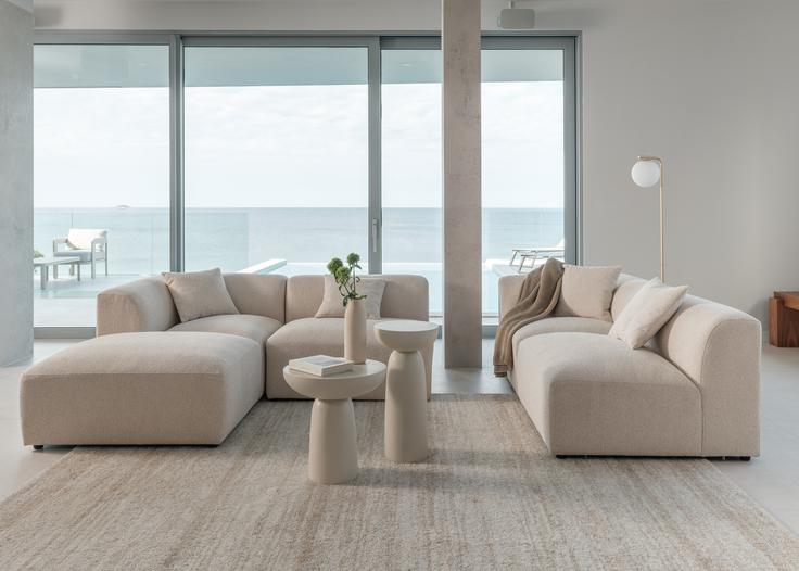 Fero-Term: modularna garnitura korra Melia Milan, preproga korra Sedra White, klubska mizica korra Coluna, samostoječa svetilka Zorra Lighting Mandy | Foto: arhiv ponudnika
