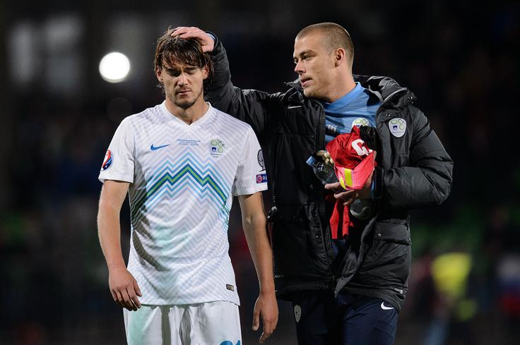 Nejc Vidmar Tako je Nejc Vidmar tolažil reprezentančnega soigralca Reneja Krhina po neuspehu v dodatnih kvalifikacijah za Euro 2016 proti Ukrajini. | Foto: Saša Pahić Szabo