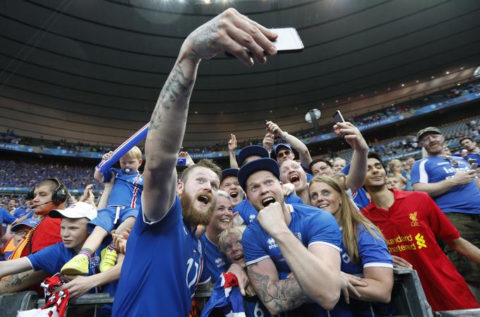 Kapetan Islandije v objemu navijačev | Foto: 
