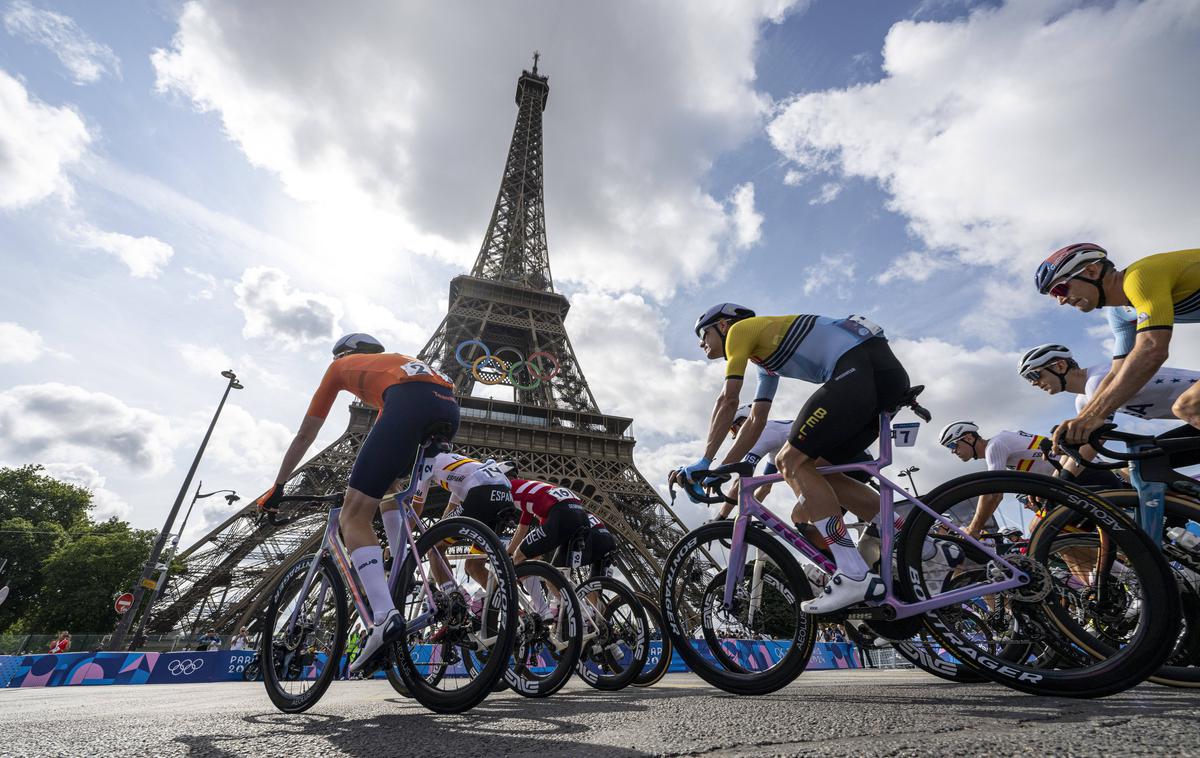 cestna dirka Pariz 2024 | Kolesarji so olimpijsko preizkušnjo začeli v neposredni bližini Eifflovega stolpa. | Foto Guliverimage