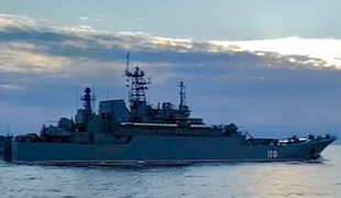 Ruska vojaška ladja zasidrana ob nemški obali. Obkolile so jo Natove patrulje.