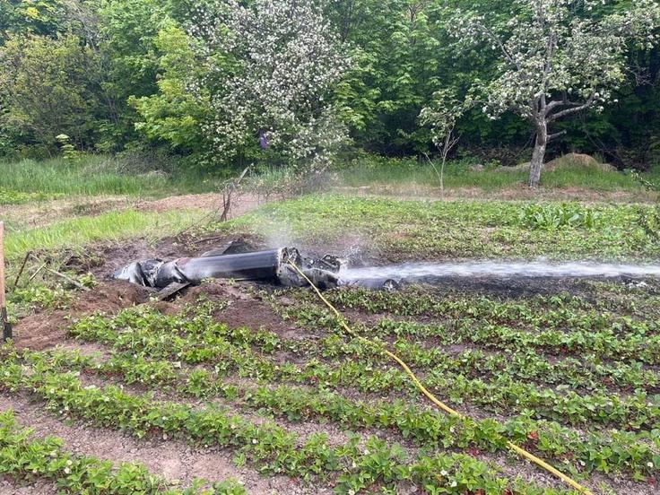 Deli manevrirne rakete, sestreljene med ruskim raketnim napadom, na dvorišču zasebne hiše sredi Kijeva. | Foto: Reuters