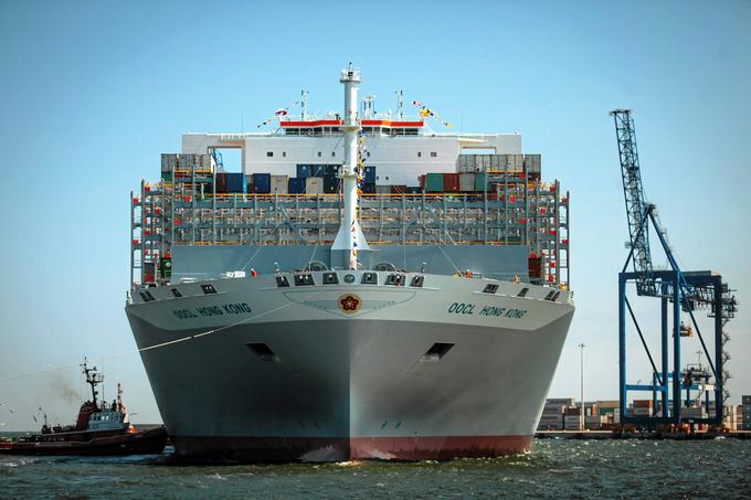 OOCL Hong Kong je predlani kot prva tovorna ladja presegla kapaciteto 21 tisoč TEU.  | Foto: Reuters