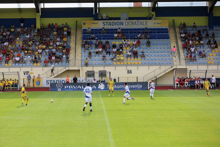 Tekmo v Domžalah si je ogledalo približno 750 gledalcev. | Foto: Žiga Zupan/Sportida