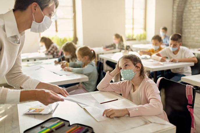 Šola | Odlok, ki prične veljati 1. novembra, določa nekaj sprememb, med drugim test ne sme biti starejši od 48 ur, prostovoljno testiranje pa zdaj izvajajo vsi učenci. | Foto Getty Images