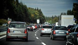 Zaradi naliva s točo vozniki ustavljali v predoru Kastelec