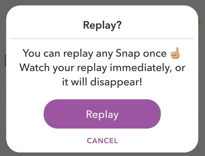 Snapchat uporabnikom omogoča, da enkrat dnevno izbrano prejeto sporočilo pogledajo še enkrat. Ko ga enkrat že odpremo, lahko do njega znova dostopamo tako, da na njem podržimo prst in ponovno predvajanje potrdimo z Replay. | Foto: 