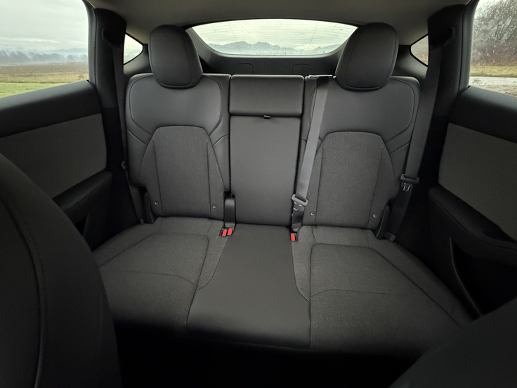 Model Y ohranja zelo zgledno prostornost na zadnji klopi. | Foto: Gregor Pavšič