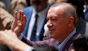 Erdogan znova grozi s posredovanjem v Siriji