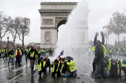 Macron zaradi protestov rumenih jopičev odpovedal obisk v Srbiji