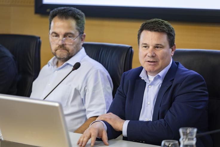 Državni sekretar na ministrstvu za digitalno preobrazbo Miroslav Kranjc in predsednik uprave Telekoma Slovenije Boštjan Košak | Foto: Bojan Puhek