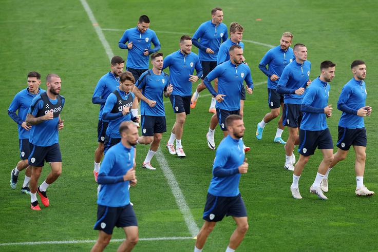 S člansko nogometno reprezentanco prvič trenira tudi novinec David Zec (tretji z desne). Adam Gnezda Čerin (skrajno desno) je že dolgo standardni član udarne enajsterice. | Foto: Aleš Fevžer