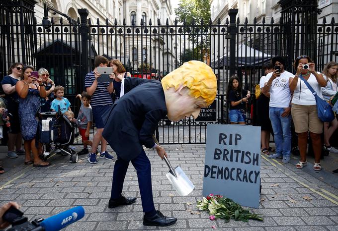 Med koncem tedna so znova potekali protesti proti začasni ukinitvi parlamenta. Protestniki so med drugim vzklikali: "Boris Johnson, lahko te je sram."  | Foto: Reuters