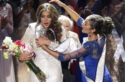 Mis Universe krona padla z glave, naša Nina na odru s telefonom 