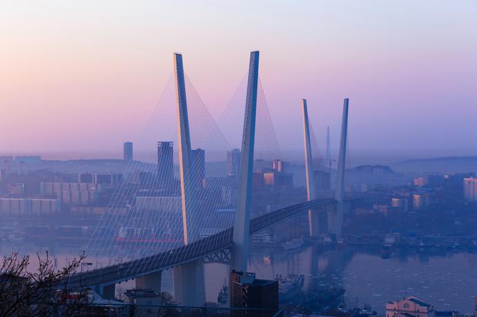 Vladivostok | Evropsko diplomatko iz Romunije so po prihodu v Vladivostok takoj začeli oblegati z vprašanji, kaj v resnici počne tam, je poročal neodvisni ruski medij The Moscow Times. Na fotografiji je Vladivostok. | Foto Shutterstock