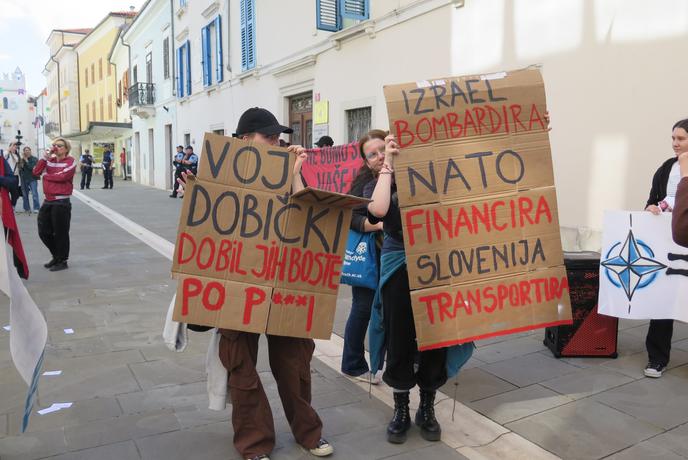 V Kopru protest pred vplutjem ladje, ki naj bi prevažala orožje za Izrael #video