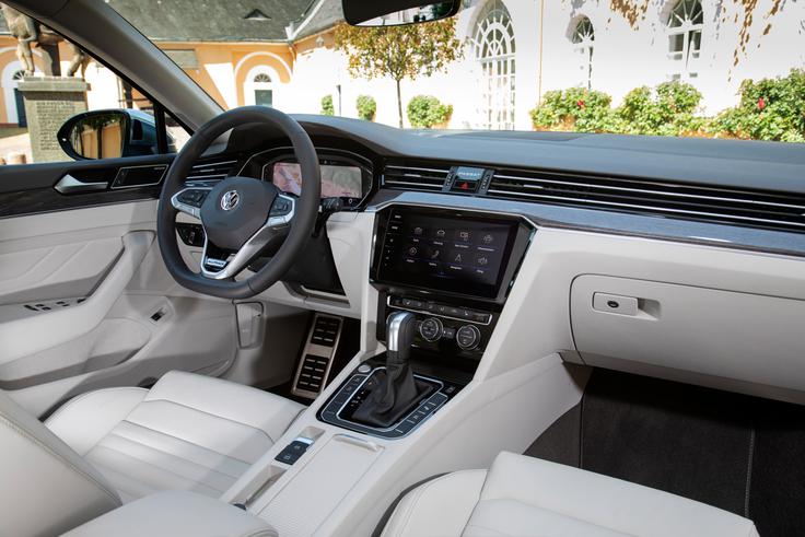 V notranjosti so spremembe manjše, vendar je potniški prostor še vedno zelo urejen in nadpovprečno tih. | Foto: Volkswagen