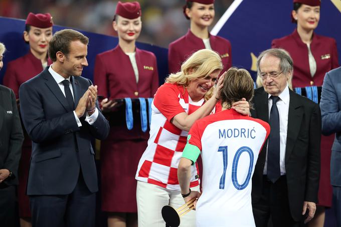 Hrvaška predsednica Kolinda Grabar-Kitarović je po finalu nedavnega svetovnega prvenstva v nogometu postala prava spletna senzacija, tudi ko gre za lažne novice. | Foto: Reuters
