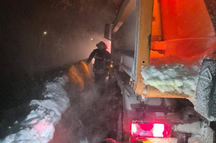 Plitvice | Hrvaški gasilci so na božični večer v bližini Plitviških jezer iz snežnega meteža rešili 48 ljudi. | Foto Facebook/JVP Plitvička jezera