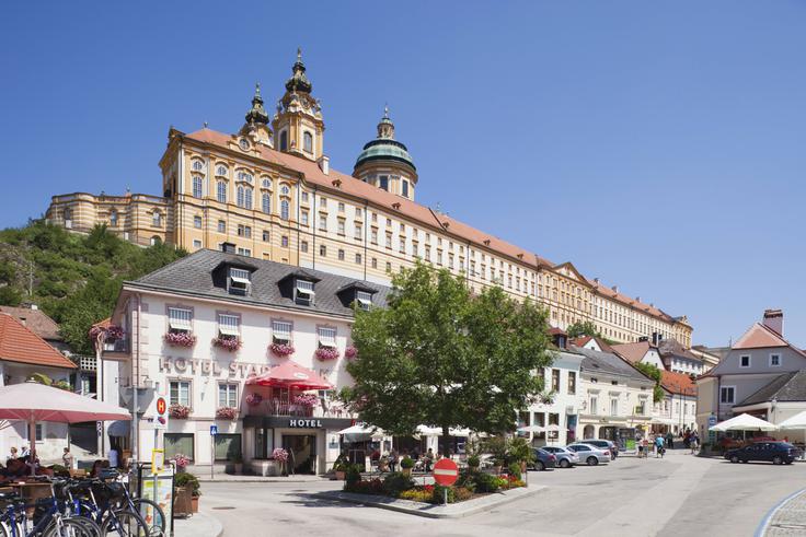 Melk, ki je dal ime istoimenskemu mestu, naj bi bil v Avstriji najzahodnejši pritok reke Donave s slovanskim imenom. Reki so Slovani v praslovanščini verjetno rekli Medilīkā (morda Med’ilīkā > Med’ilicā), kar naj bi pomenilo mejna reka. V listinah zasledimo tudi oblike, kjer je namesto črke d zapisana črka g: ad Magalicham (leta 860) in Megilicha civitas (977). Glede na to, da je črka g pogosto uporabljena za glas j (npr. v Brižinskih spomenikih), je to morda dokaz, da je prišlo do glasovne spremembe, značilne za slovenščino: dj oziroma ď > j. Na fotografiji: Melk. | Foto: Guliverimage