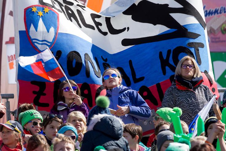 V dolini pod Poncami se je v četrtek zbralo 13.200 gledalcev. Ni manjkalo niti atraktivnih transparentov, ki so spodbujali slovenske orle k še boljšim dosežkom. | Foto: Urban Urbanc/Sportida