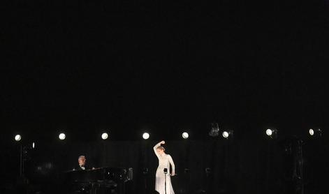 Celine Dion v Parizu navdušila z glamurozno obleko