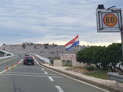 Orkanska burja prevrnila hiško, razmere na Krku alarmantne