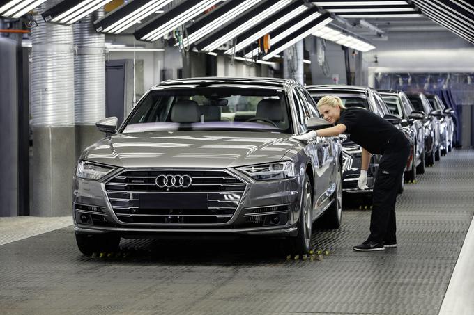 Obe različici osmice A8 in A8 L bodo proizvajali v tovarni v Neckarsulmu. Na nemški trg bosta avtomobila zapeljala konec letošnje jeseni. Osnovna cena za A8 na nemškem trgu znaša 90.600 evrov, cena za A8 L pa od 94.100 evrov. | Foto: Audi