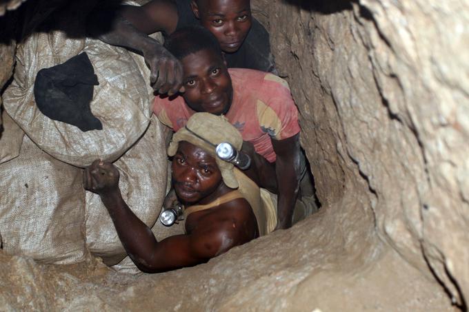 Delavci zase ne pravijo, da so rudarji, temveč kopači obrtniki. V rove, ki so komaj kaj širši od njih samih, se podajo zjutraj, delo pa končajo zvečer. | Foto: Reuters