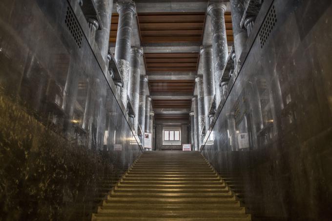 Monumentalno notranje kamnito stopnišče, ki vodi do čitalnice. Simbolično ponazarja pot od teme k svetlobi, k znanju, etičnim postulatom in modrosti. | Foto: 