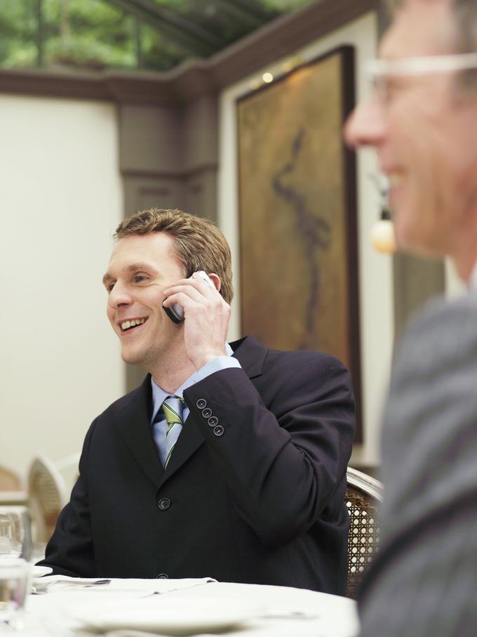 Telefoniranje, razen v zelo izrednih primerih, med poslovnim kosilom ali večerjo ni dovoljeno. | Foto: Thinkstock