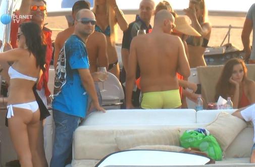 Slovenske glasbenike ujeli z napol golimi lepoticami (foto, video)
