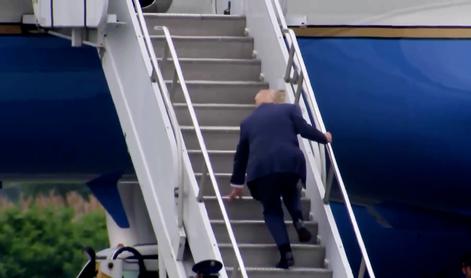 Trump tarča posmeha: spotaknil se je in skoraj padel #video