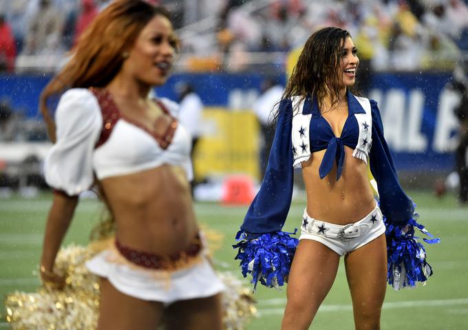Navijačice Dallas Cowboys, katerih tekme so vedno spektakel. | Foto: Reuters