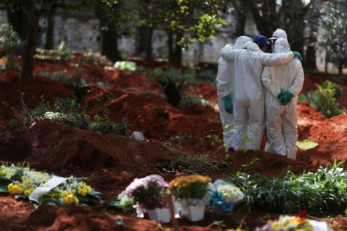 Pogrebniki na največjem brazilskem pokopališču v Sao Paulu | Foto: Reuters