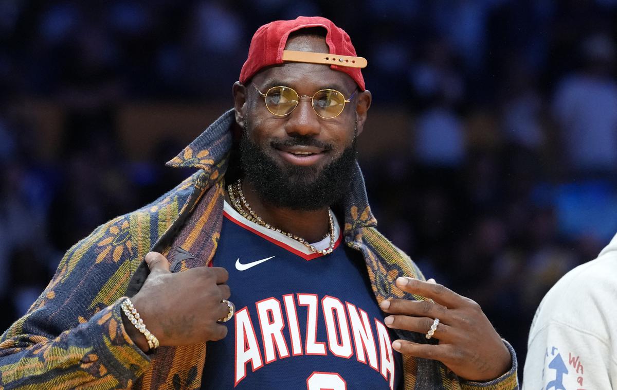 LeBron James | LeBron James z navdušenjem spremlja predstave soigralcev iz ekipe Los Angeles Lakers.  | Foto Reuters